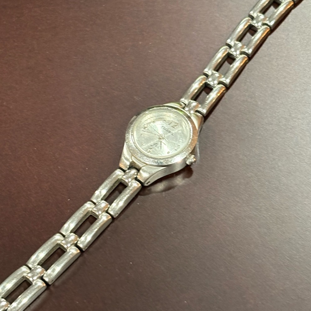 Fossil Silver Watch with Sleek Bracelet Design